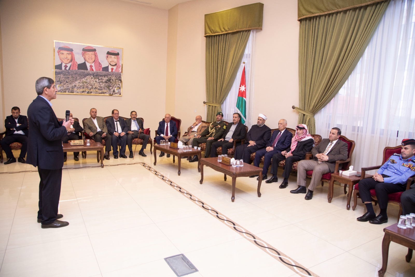 صورة حول : *مندوبا عن الملك وولي العهد. العيسوي يعزي عشائر المجالي والزعبي والقاضي* *مندوبا عن الملك وولي العهد. العيسوي يعزي عشائر المجالي والزعبي والقاضي*