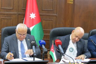 مذكرة تفاهم بين "العمل" و"تجارة الأردن" لتوفير عمالة غير أردنية للقطاع التجاري مقابل تشغيل أردنيين