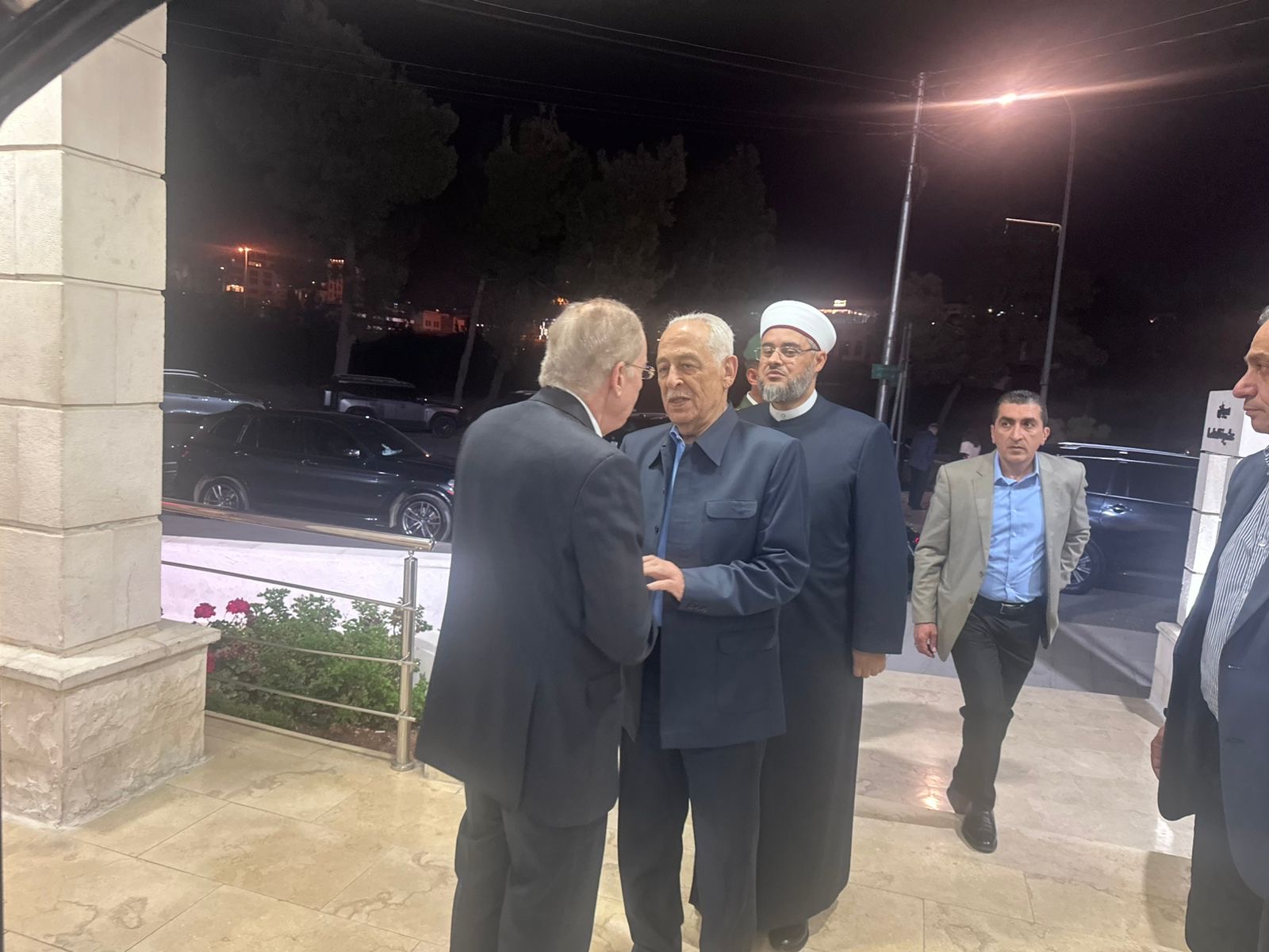 *مندوبا عن الملك وولي العهد. العيسوي يعزي آل الملقي والجندي*