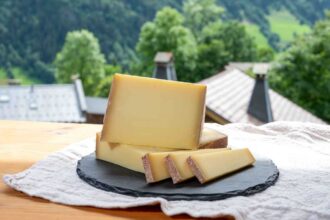 جبنة سويسرية تفوز بلقب أفضل جبن في العالم لعام 2025