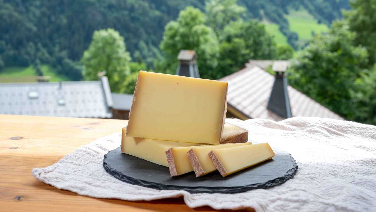 جبنة سويسرية تفوز بلقب أفضل جبن في العالم لعام 2025