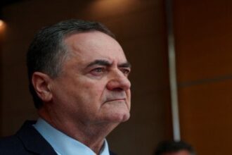 وزير الاحتلال يقترح إغلاق إذاعة الجيش لتعزيز الحيادية