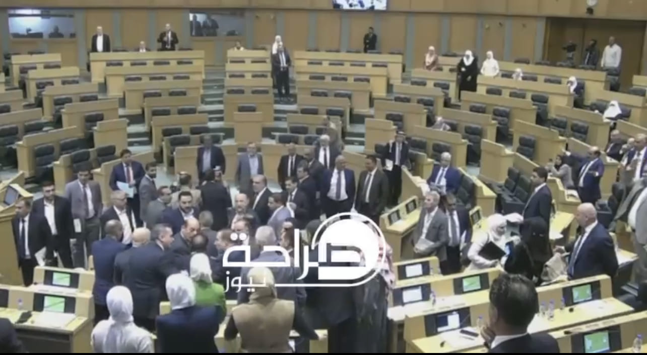 صورة حول : عاجل | بالفيديو .. مشادات كلامية وخلافات حادة بين النواب والقاضي يرفع الجلسة لاشعار اخر عاجل | بالفيديو .. مشادات كلامية وخلافات حادة بين النواب والقاضي يرفع الجلسة لاشعار اخر