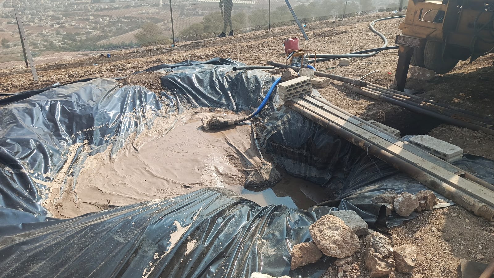 السلطة تضبط حفارة مخالفة تحفر بئرًا شمال عمان