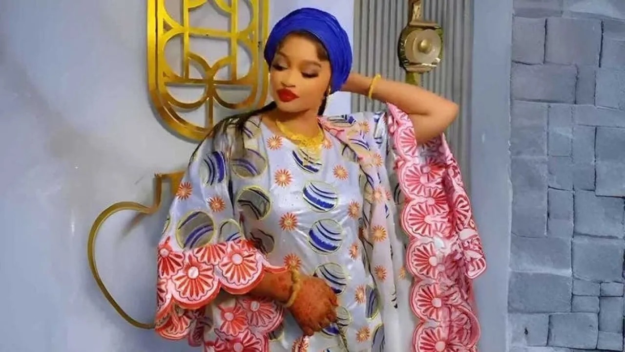 صورة حول : سفاح مالي يعدم ويخطف ناشطة تيك توك ميدانياً سفاح مالي يعدم ويخطف ناشطة تيك توك ميدانياً