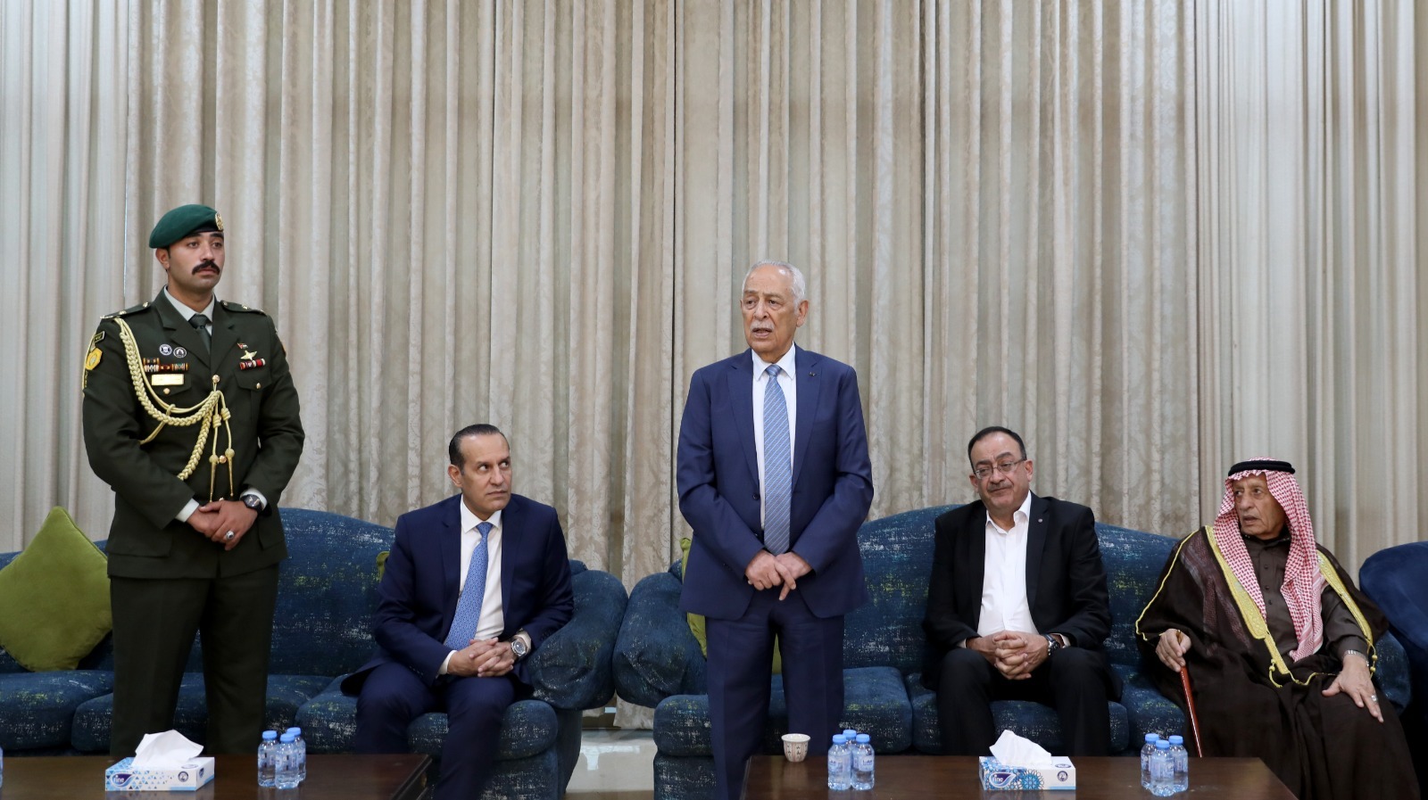 صورة حول : عاجل | مندوبا عن الملك وولي العهد.. العيسوي يعزي البريزات وظاظا عاجل | مندوبا عن الملك وولي العهد.. العيسوي يعزي البريزات وظاظا