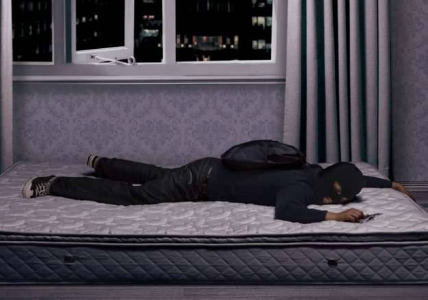 صورة حول : لص يغط في النوم أثناء سرقة شقة سكنية لص يغط في النوم أثناء سرقة شقة سكنية