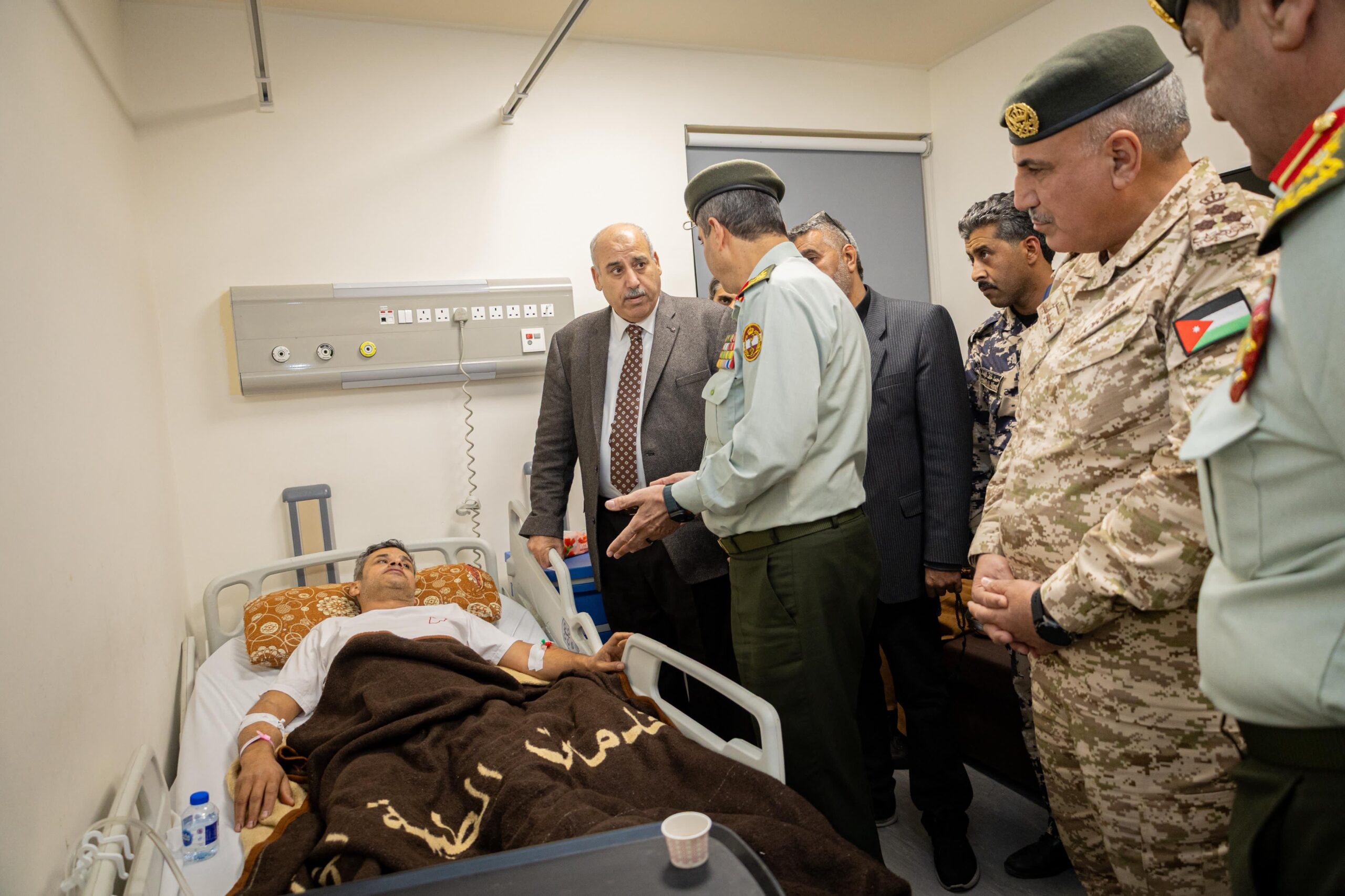 القاضي يزور مصابي المداهمة الأمنية في الرمثا