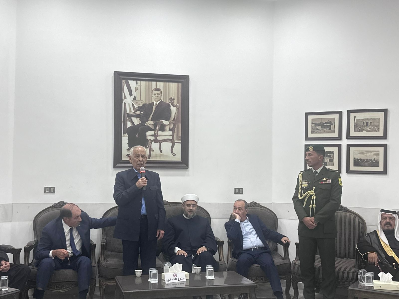 *مندوبا عن الملك وولي العهد. العيسوي يعزي آل الملقي والجندي*