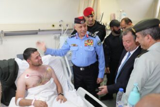 عاجل | مديرا المخابرات والأمن العام يزوران مصابي مداهمة الرمثا