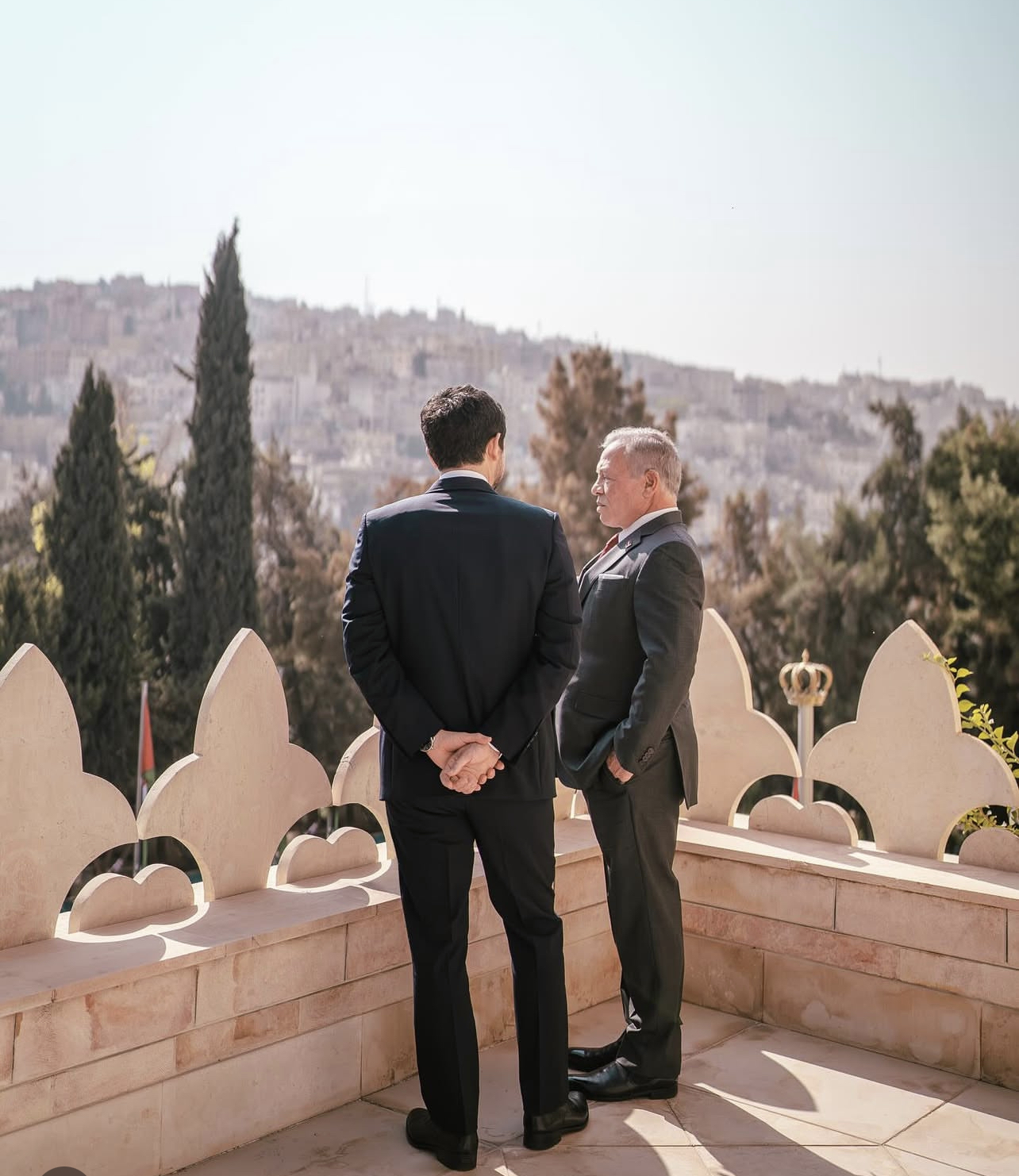 عاجل | الملك وولي العهد يظهران في صورة جديدة من شرفة قصر رغدان