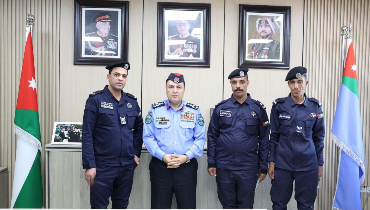 صورة حول : عاجل | تكريم طاقم دورية نجده انقذ سيدة وأطفالها من داخل مركبة تعرضت للاشتعال في محافظة المفرق عاجل | تكريم طاقم دورية نجده انقذ سيدة وأطفالها من داخل مركبة تعرضت للاشتعال في محافظة المفرق