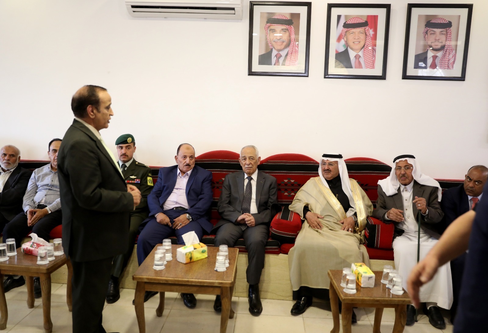 *مندوبا عن الملك وولي العهد. العيسوي يقدم واجب إلى الحنيطي وأبو مهنا والزيود*