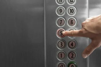 تماس كهربائي يؤدي لإصابة شخصين في مصعد بإربد