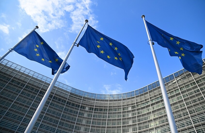 صورة حول : المفوضية الأوروبية تخفض توقعات نمو اليورو لعام 2026 المفوضية الأوروبية تخفض توقعات نمو اليورو لعام 2026