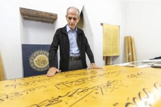 الخطاط العراقي علي زمان يُنجز أكبر مصحف خطّي في العالم