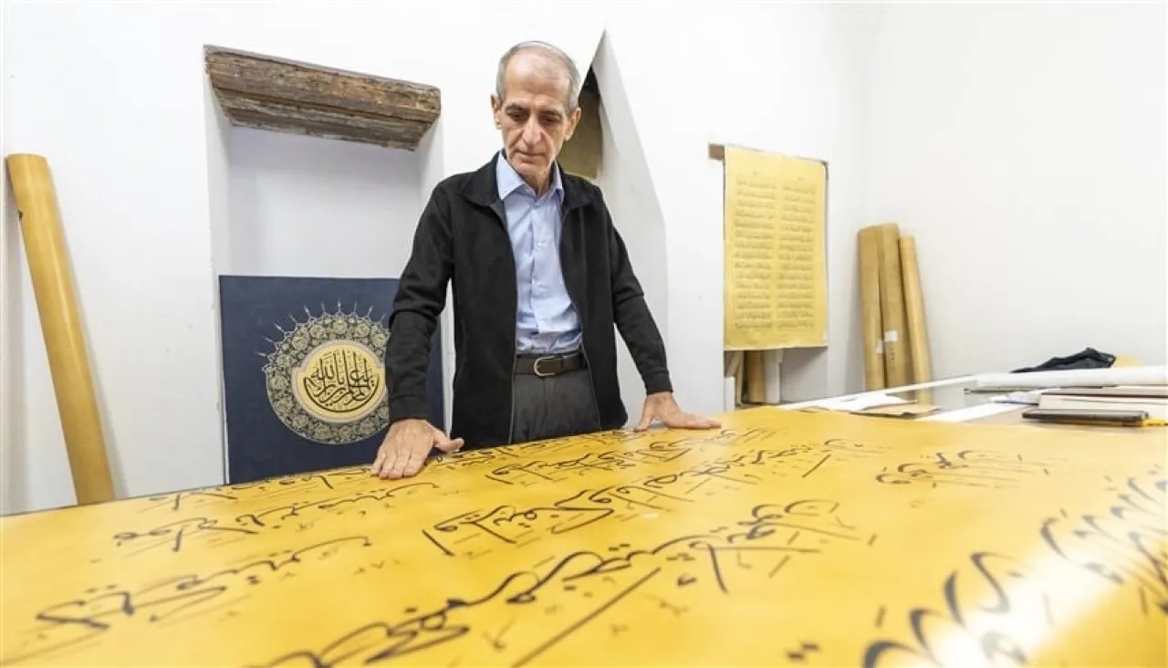 الخطاط العراقي علي زمان يُنجز أكبر مصحف خطّي في العالم