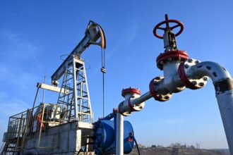 ارتفاع طفيف بأسعار النفط وسط بوادر تسوية