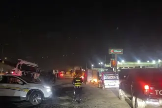 3 إصابات وحركة سير متوقفة بسبب حادث تدهور تريلا على طريق المية