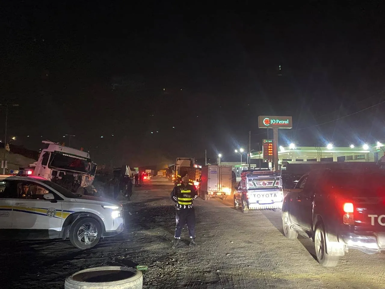 3 إصابات وحركة سير متوقفة بسبب حادث تدهور تريلا على طريق المية