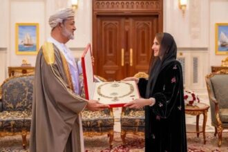 سلطان عمان يمنح زوجته وسام الشرف الأعظم