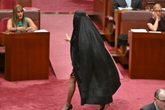 نقاب داخل البرلمان يشعل غضبًا بعد خطوة استفزازية من برلمانية في أستراليا