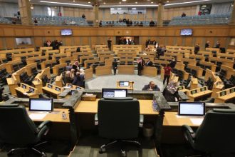 نواب يلوّحون برفض موازنة 2026 ما لم تُرفع الرواتب