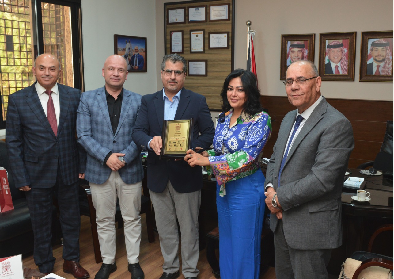 صورة حول : جامعة البترا تكرم خريجتها الإعلامية البارزة ميسون يونس جامعة البترا تكرم خريجتها الإعلامية البارزة ميسون يونس