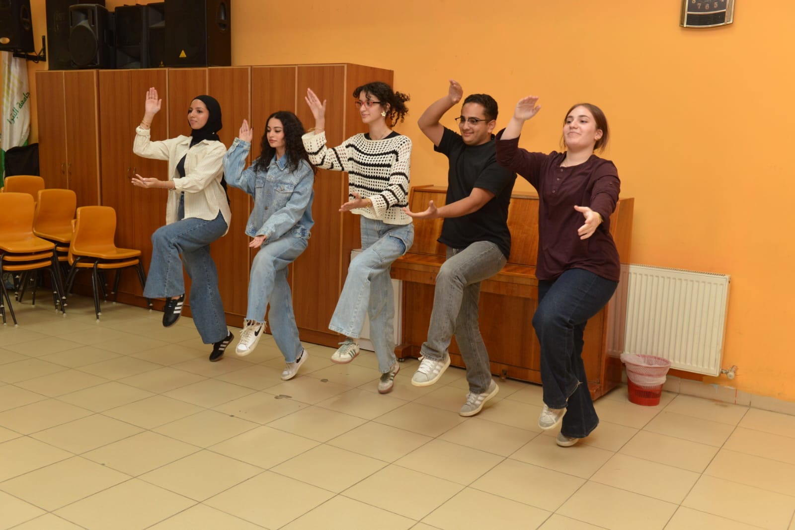 صورة حول : الفنانة جوليت عواد تُشرف على اختبارات منح التفوق الفني في جامعة البترا الفنانة جوليت عواد تُشرف على اختبارات منح التفوق الفني في جامعة البترا