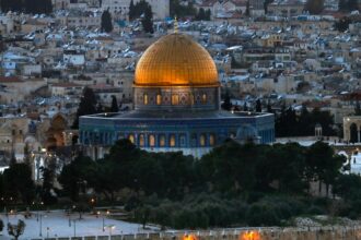 برنامج "عين على القدس" يكشف ضم الاحتلال وتهويد الضفة الغربية على الأرض