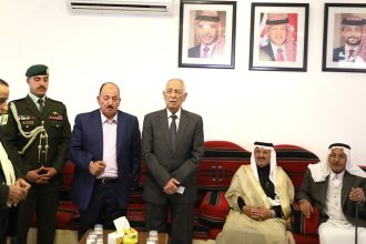 *مندوبا عن الملك وولي العهد. العيسوي يقدم واجب إلى الحنيطي وأبو مهنا والزيود*