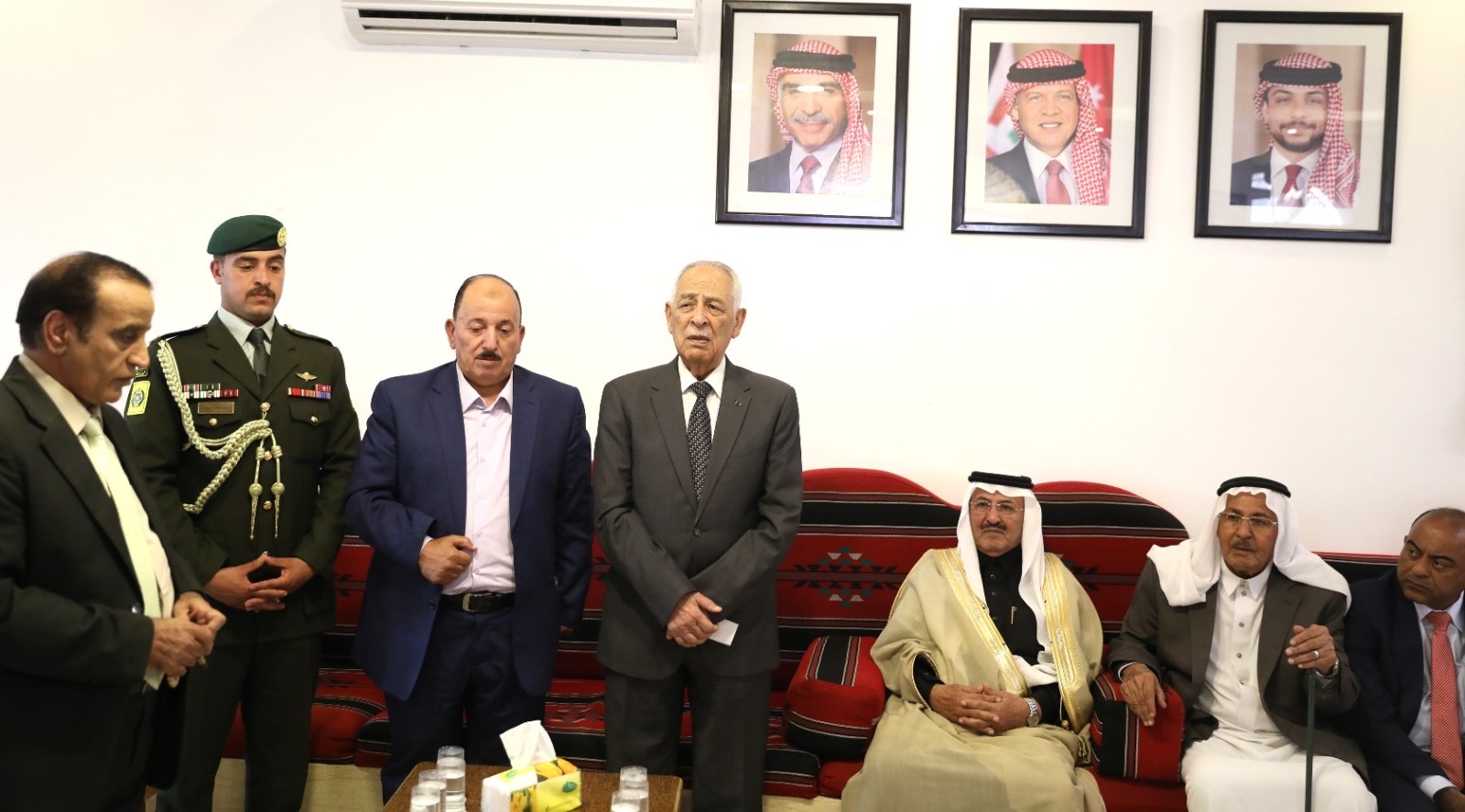 صورة حول : *مندوبا عن الملك وولي العهد. العيسوي يقدم واجب إلى الحنيطي وأبو مهنا والزيود* *مندوبا عن الملك وولي العهد. العيسوي يقدم واجب إلى الحنيطي وأبو مهنا والزيود*