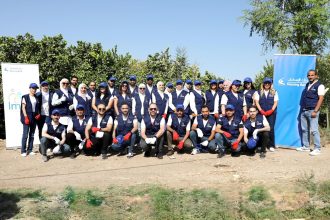 بالفيديو .. فريق "إمكان الإسكان" يشارك في جني محاصيل أشجار مثمرة بالتعاون مع الجمعية العربية