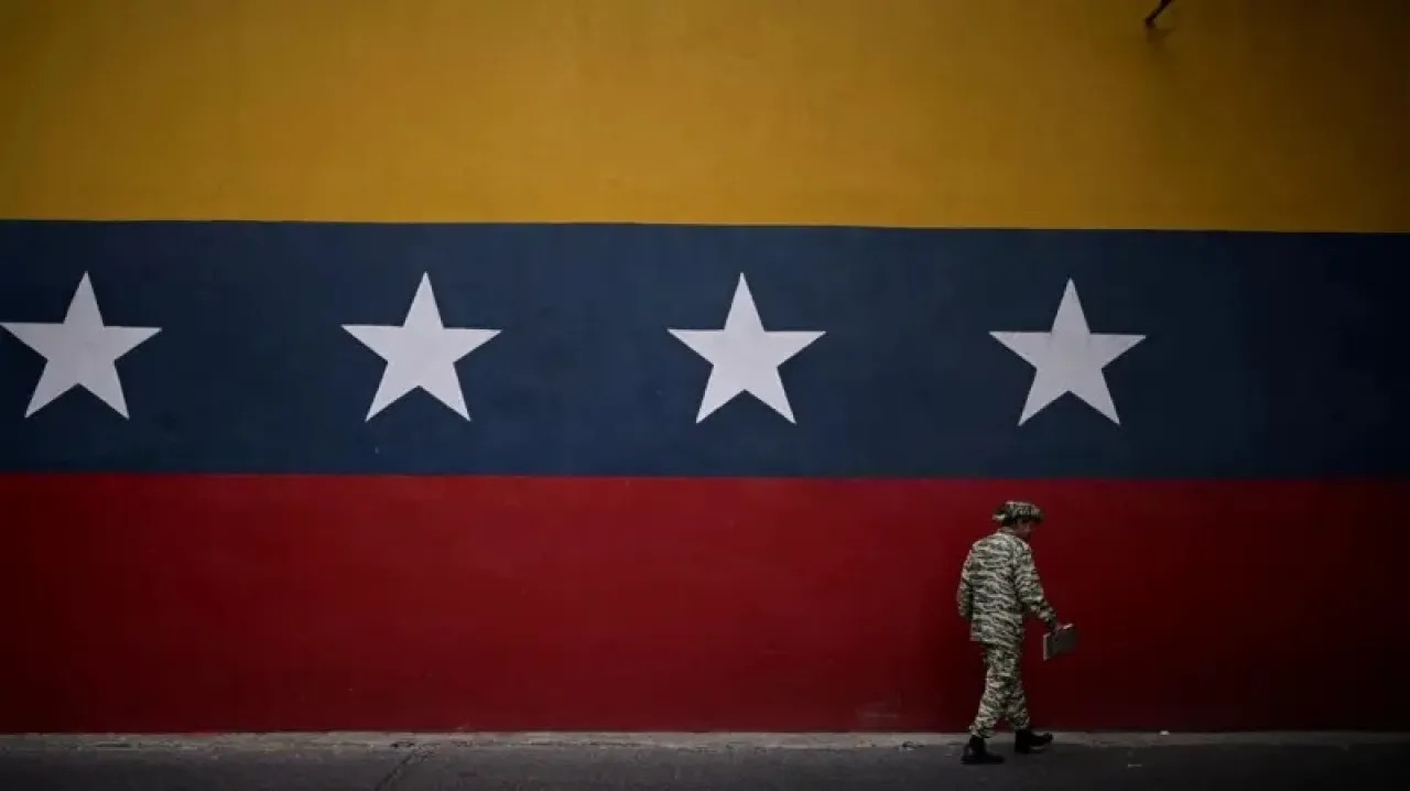 تصعيد أمريكي في فنزويلا وانتقادات لخطة ترامب لأوكرانيا