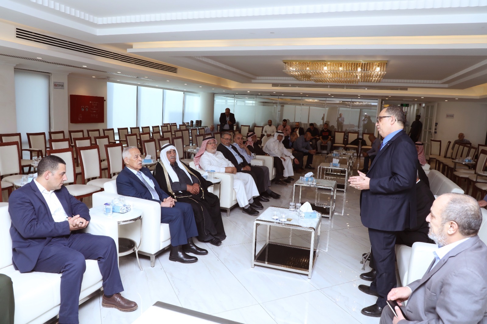 مندوبا عن الملك وولي العهد.. العيسوي يعزي آل حداد والعواملة