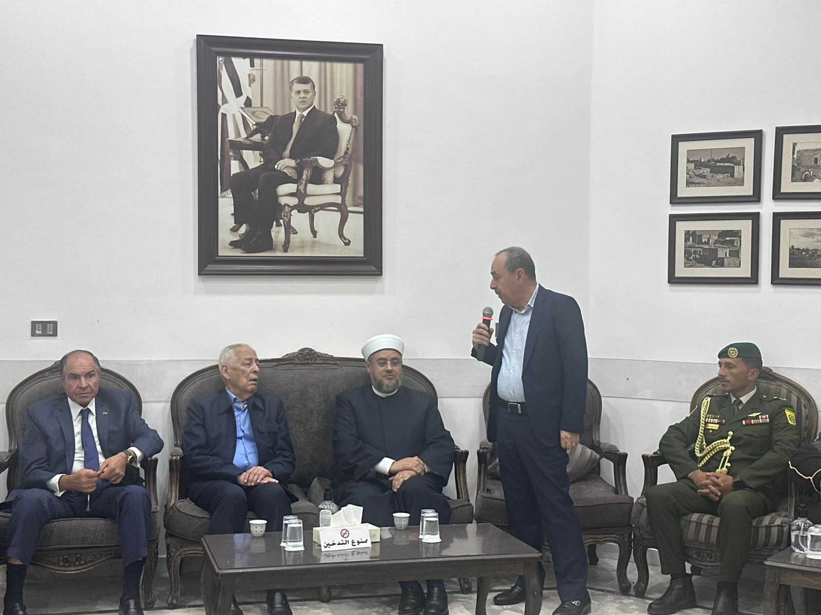 *مندوبا عن الملك وولي العهد. العيسوي يعزي آل الملقي والجندي*