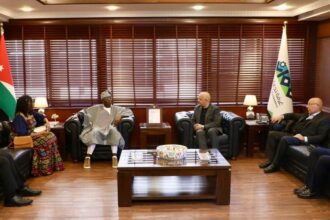 " تجارة عمان" تبحث العلاقات الاقتصادية مع بنين