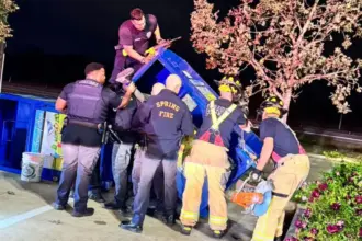 وفاة رجل علق داخل صندوق تبرعات للملابس