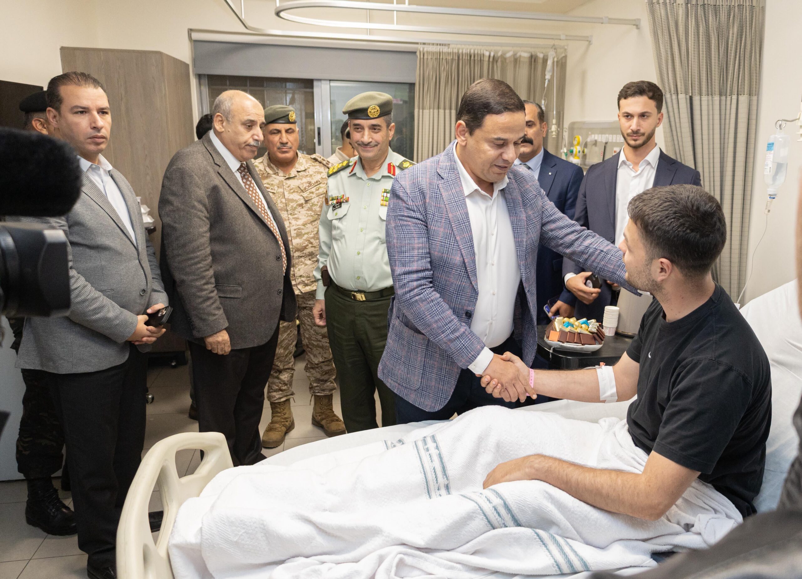 القاضي يزور مصابي المداهمة الأمنية في الرمثا