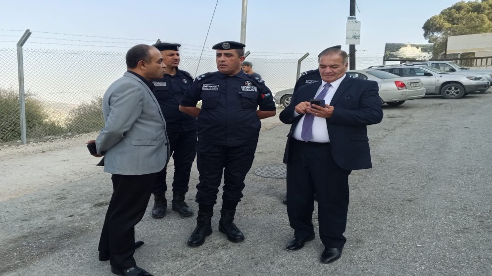 بلدية عجلون تزيل بسطات ومعرّشات عند مدخل قلعة عجلون