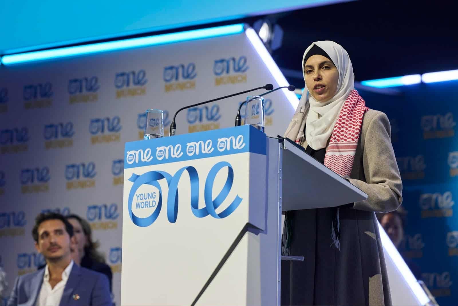 خريجة من الجامعة الهاشمية تمثل الأردن في قمة "عالم شاب واحد" في ميونخ