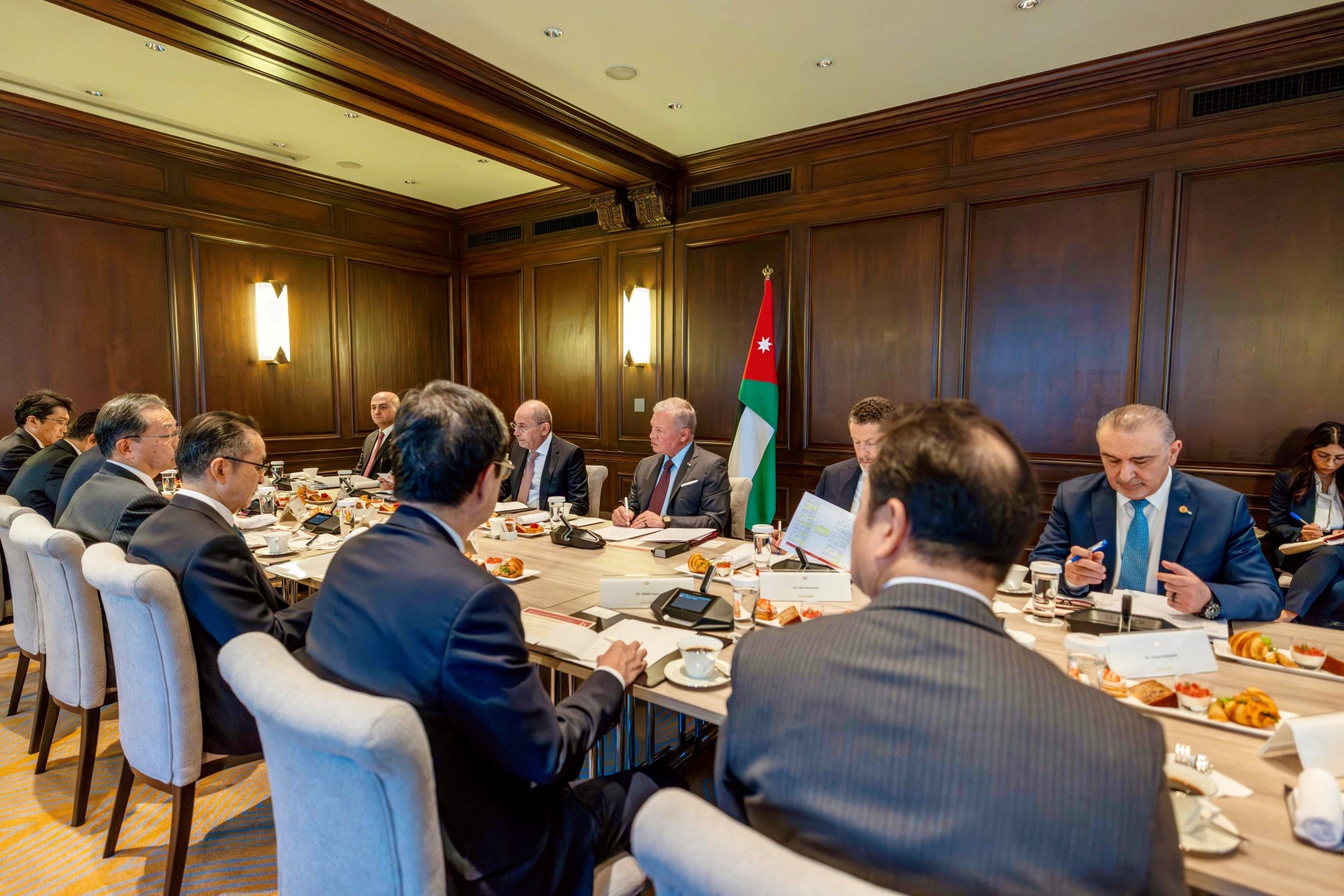 صورة حول : عاجل | الملك يلتقي ممثلين عن شركات يابانية لتعزيز التعاون الاقتصادي عاجل | الملك يلتقي ممثلين عن شركات يابانية لتعزيز التعاون الاقتصادي