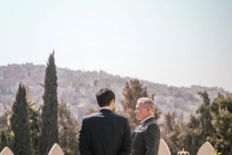 عاجل | الملك وولي العهد يظهران في صورة جديدة من شرفة قصر رغدان