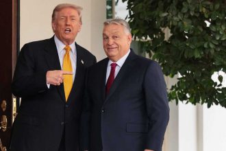 أوربان يمزح مع ترامب: "هل أستعير المتحدثة ليفيت؟"