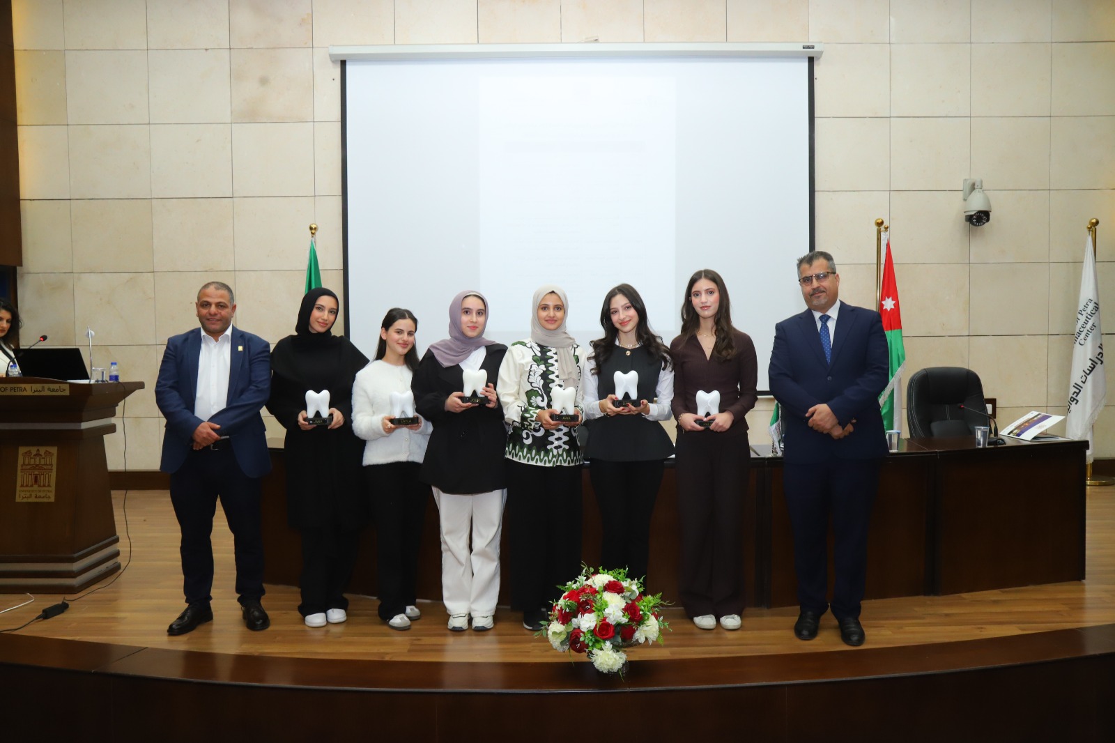جامعة البترا تنظم اللقاء الترحيبي والتنويري لطلبة طب الأسنان وتكرم المتفوقين