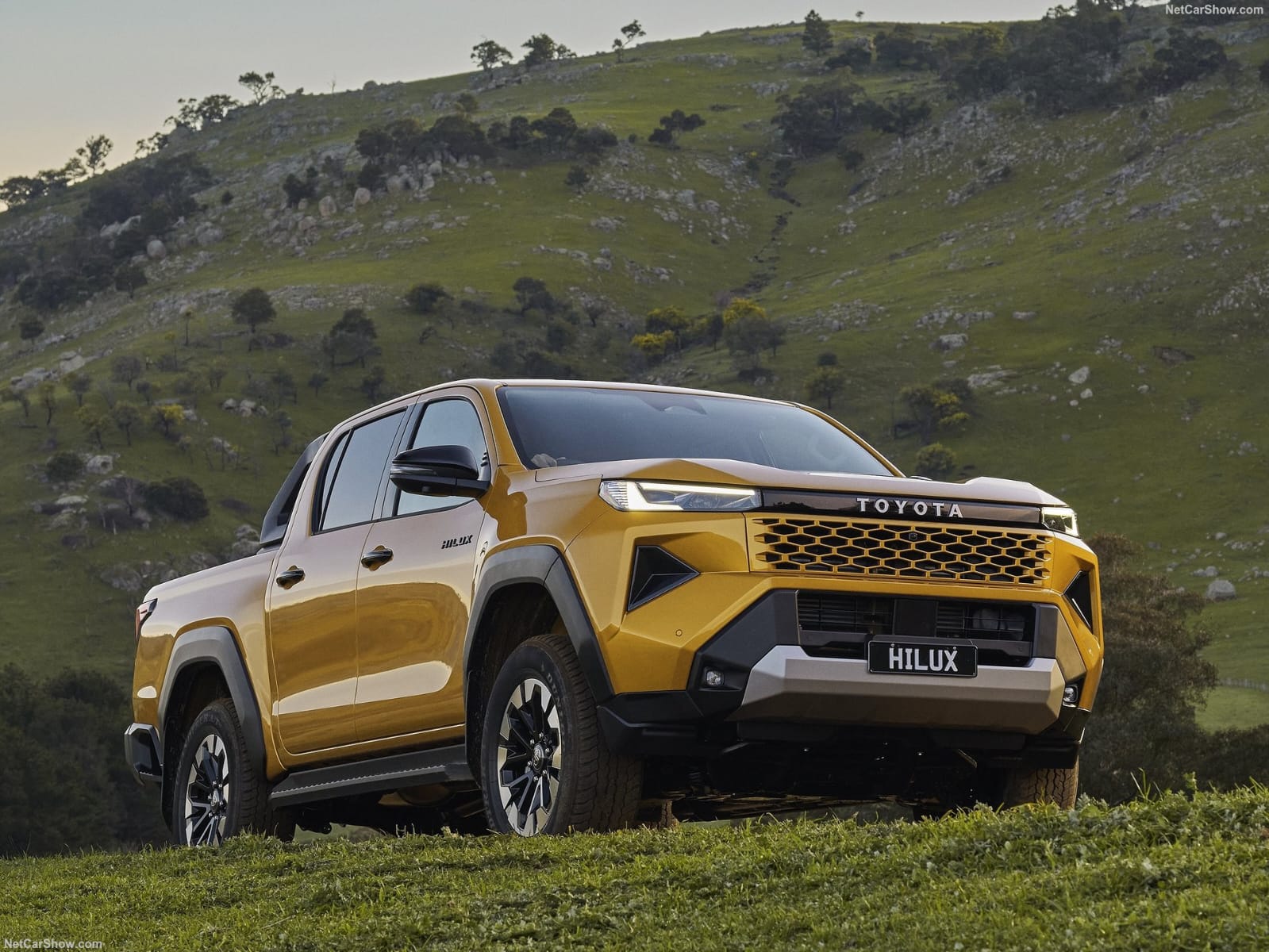 تويوتا تكشف عن هايلوكس 2026 الجديدة كليًا بتصميم جديد وجريء