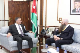 وزير الصناعة الأردني يبحث تعزيز التعاون الاقتصادي مع السفير الأمريكي