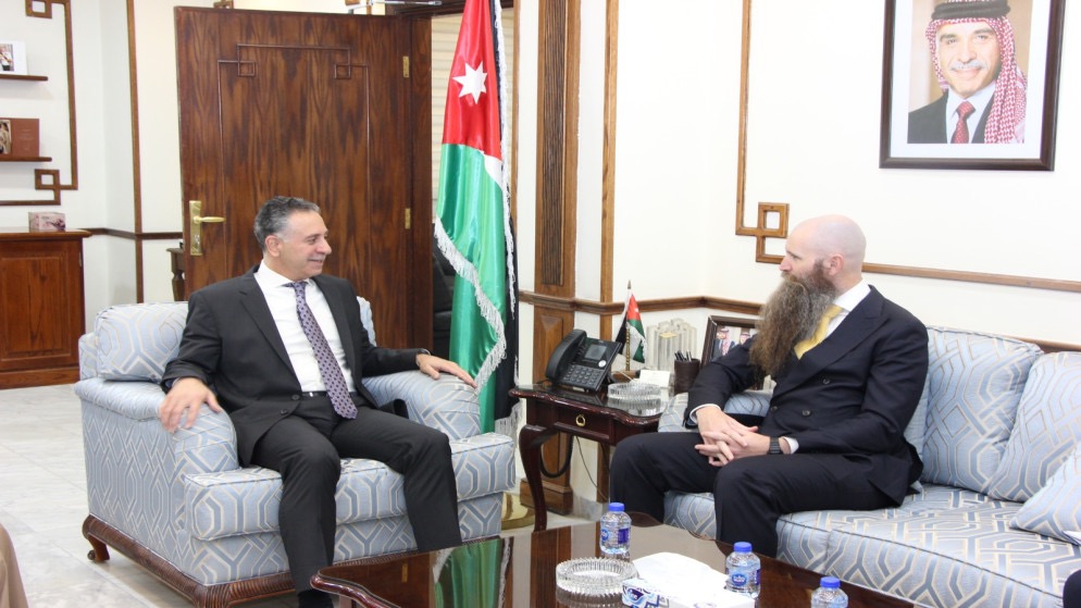 صورة حول : وزير الصناعة الأردني يبحث تعزيز التعاون الاقتصادي مع السفير الأمريكي وزير الصناعة الأردني يبحث تعزيز التعاون الاقتصادي مع السفير الأمريكي