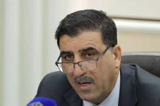 مشهدان متناقضان شخص يشتري تذكرة غناء بألف دولار ….وآخر يشتري الخبز بالدين !