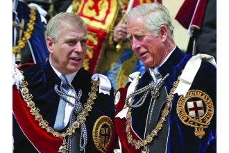 الملك تشارلز يجرد شقيقه أندرو من لقب الأمير ويُخلي مسكنه